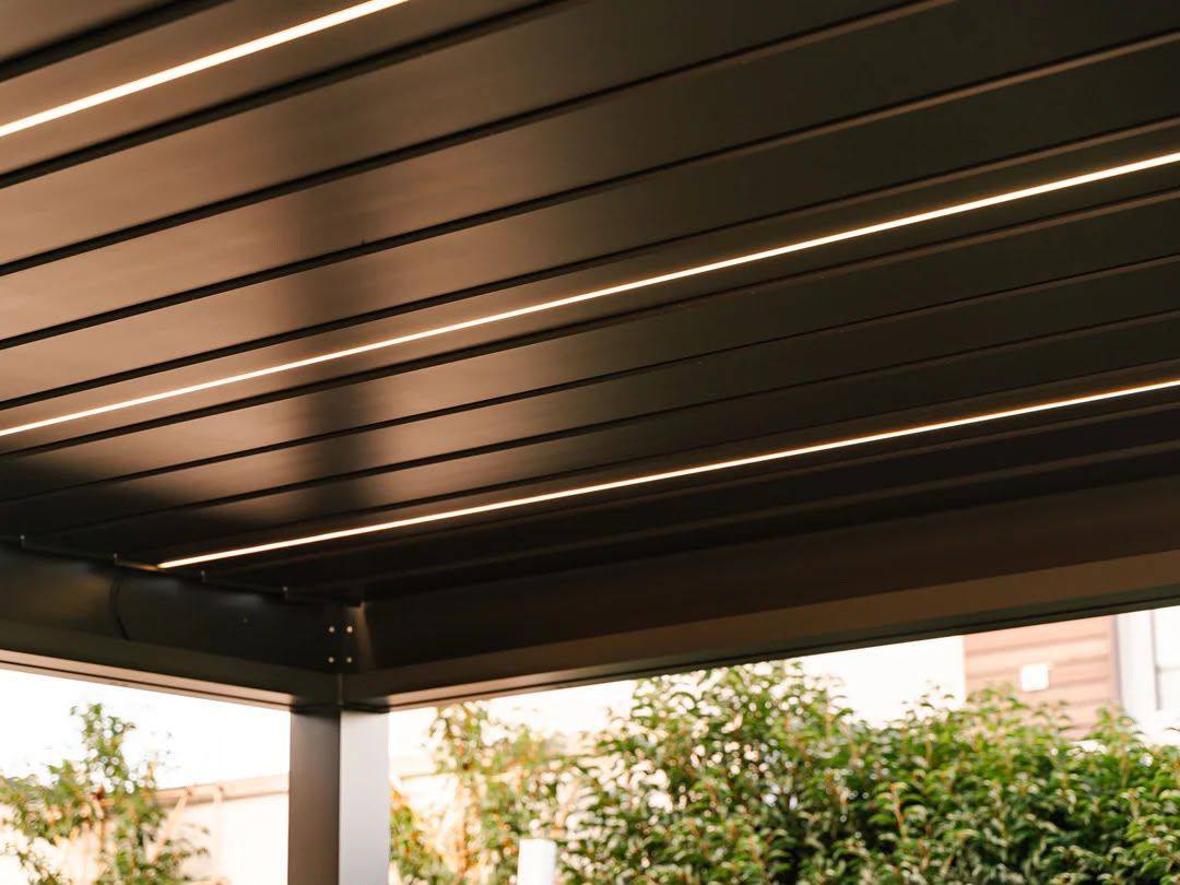 Louver blades with integrated LED strips